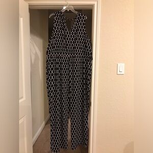 Sleeveless jumper, crisscross front, v-cut in back